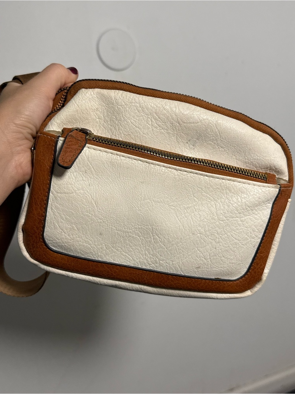 Source Unknown White and Tan Crossbody Pouch